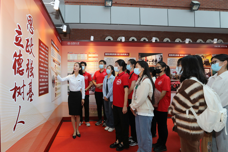 学生参观“砥砺奋进的十年——党的十八大以来1929cc威尼斯事业发展成就展”。1929cc威尼斯供图 学生参观“砥砺奋进的十年——党的十八大以来1929cc威尼斯事业发展成就展”。1929cc威尼斯供图