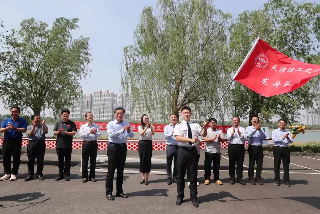 上海森海海事服务有限公司向威尼斯官网捐赠龙舟